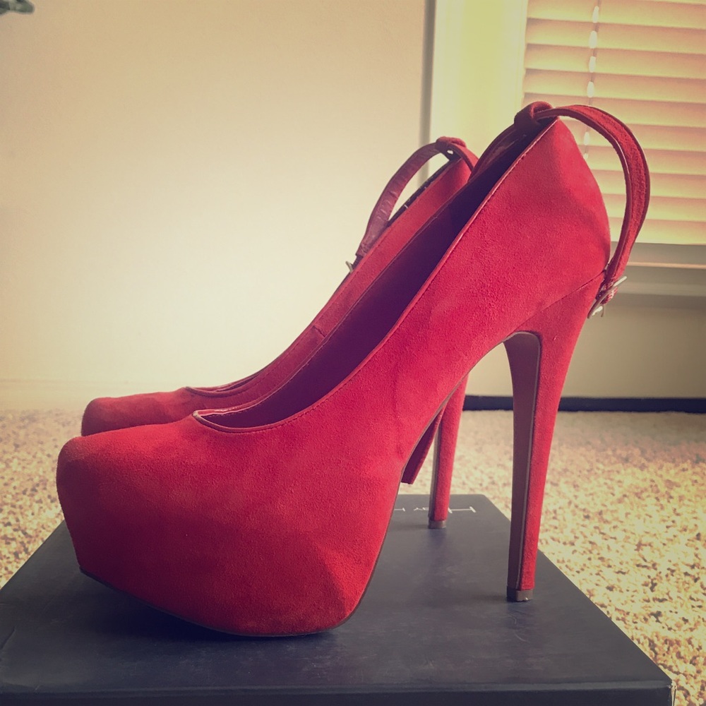 H by Halston “Niki” heels in Coral Red 👠